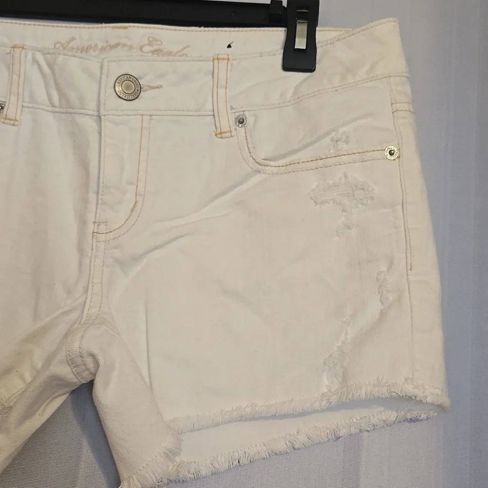 Women’s American Eagle White Denim Cutoff Shorts Sz 10 NWOT - Picture 2 of 7
